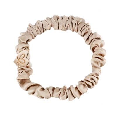 By Eloise London Skinny Silk Scrunchie Gold Heart Elastico per capelli donna 1 pz Tonalità Sand