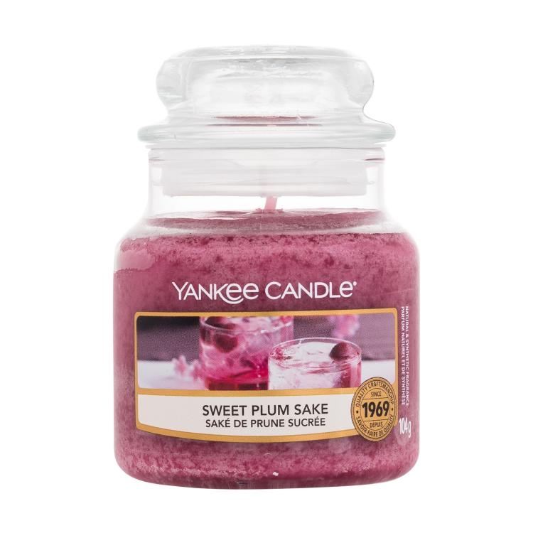 Yankee Candle Sweet Plum Sake Candela profumata 104 g